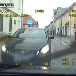 Ilustracja do artykułu: Pijany kierowca jechał pod prąd prosto na radiowóz. Miał ponad promil