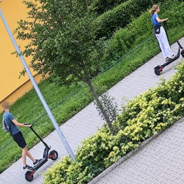 Policja szuka kobiety na hulajnodze po upadku 78-letniej pieszej w Toruniu