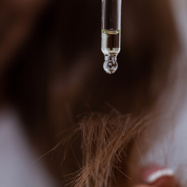 Suche końcówki włosów. Jak zaplanować pielęgnację i stosować serum