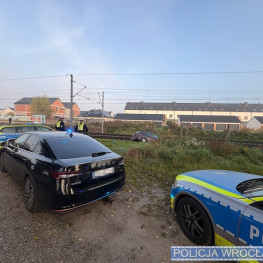 Ilustracja do artykułu: Nie zapiął pasów, uciekał przed policją i wjechał w nasyp. Kierowcę obowiązywał sądowy zakaz