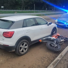 Dwaj nieletni motocykliści bez uprawnień uszkodzili Audi w Otwocku