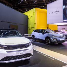 Ilustracja do artykułu: Opel pokazuje w Paryżu trzy elektryczne SUV-y. Mokka GSE ma 281 KM, Grandland AWD 325 KM