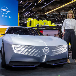 Ilustracja do artykułu: Opel STX Concept i GSE 27FE debiutują w Paryżu. Jeden zapowiada kombi, drugi ma ponad 800 KM