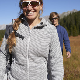 Jak ubrać się na trekking jesienią? Trzy warstwy, które łatwo dopasujesz do pogody