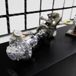 Ilustracja do artykułu: Mercedes przenosi elektryczną turbosprężarkę z F1 do seryjnego GLB 250