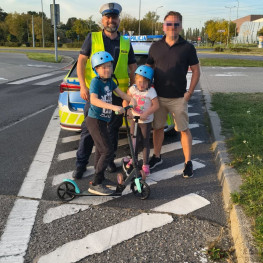 Ilustracja do artykułu: Toruńska drogówka rozdawała kaski dzieciom jadącym rowerami i hulajnogami