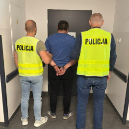 Ilustracja do artykułu: Przekroczył prędkość i jechał bez pasów. Policjantom zaoferował 200 zł