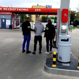 Ilustracja do artykułu: Cztery osoby podejrzane o co najmniej 20 kradzieży paliwa. Używali skradzionych tablic
