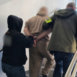 Ilustracja do artykułu: Uciekał karetką i potrącił policjantkę. Pościg zakończył się strzałami