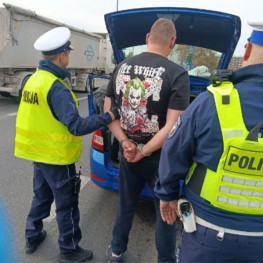 Kierowca Skody z cofniętymi uprawnieniami zatrzymany w Warszawie. Narkotest był pozytywny