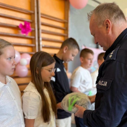 Ilustracja do artykułu: Uczniowie z Henrykowa zdawali na kartę rowerową i otrzymali kaski