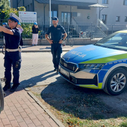 Ilustracja do artykułu: Policjanci rozdawali dzieciom kaski rowerowe podczas akcji w Ojrzanowie
