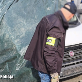 Ilustracja do artykułu: Odzyskali Fiata Ducato wartego 30 tys. zł. Bus był ukryty pod plandeką