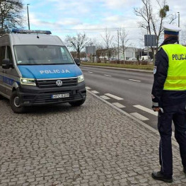 Mokra nawierzchnia wydłuża hamowanie. Policja apeluje o mniejszą prędkość