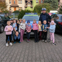 Ilustracja do artykułu: Policjant z toruńskiej drogówki uczył przedszkolaki bezpiecznego zachowania na drodze