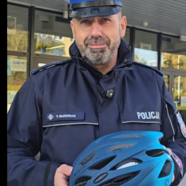 Ilustracja do artykułu: Dolnośląscy policjanci przekazali uczniom blisko 200 kasków