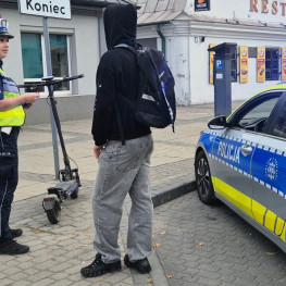 Ilustracja do artykułu: Ponad 450 wykroczeń użytkowników hulajnóg. Policja skontrolowała ponad 1000 osób