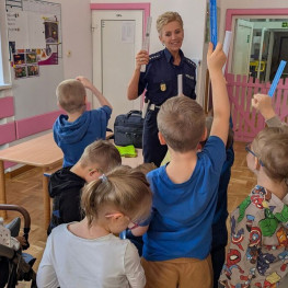Ilustracja do artykułu: Warszawska drogówka uczy przedszkolaki bezpiecznego poruszania się po drodze