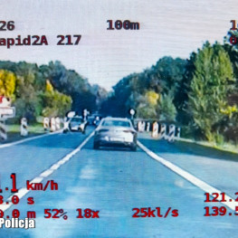 121 km/h przy ograniczeniu do 60. Kierowca Mercedesa stracił prawo jazdy