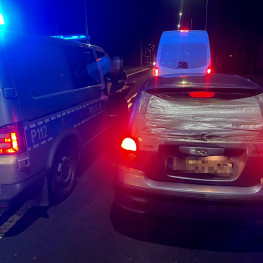 Ilustracja do artykułu: Prowadził mimo dwóch zakazów i próbował wręczyć policjantom 150 zł