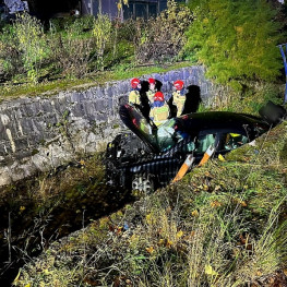 Ilustracja do artykułu: Volvo uderzyło w barierę i wjechało do rzeki. W powiecie ząbkowickim były cztery zdarzenia