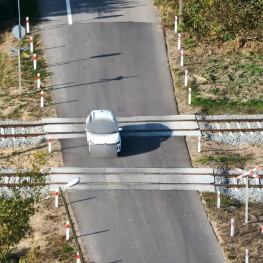 Ilustracja do artykułu: Policyjny dron ujawnił 24 wykroczenia na przejazdach kolejowych
