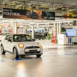 Ilustracja do artykułu: BMW przetransportowało milion aut bez kierowcy w fabrykach. System działa w czterech zakładach