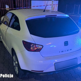18-latek uciekał przed policją i uderzył Seatem w wiatę. Wcześniej wyprzedzał na przejściu