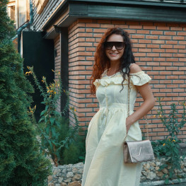 7 Eleganckich Stylizacji na Komunię dla Mamy – Trendy 2026