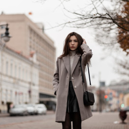 Płaszcz, od którego zaczyna się styl. Trzy pomysły na jesienną sylwetkę