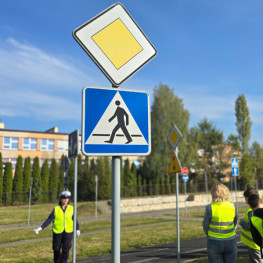 Uczniowie ćwiczyli zasady ruchu drogowego w Zawierciu. Policja postawiła na praktykę