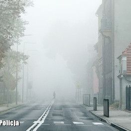 Ilustracja do artykułu: Jesienna mgła ogranicza widoczność. Policja przypomina o światłach, prędkości i odblaskach