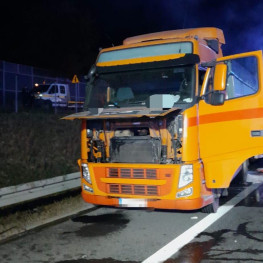 Ilustracja do artykułu: Śmiertelny wypadek ciężarówek na S12/17. Scania uderzyła w naczepę Volvo