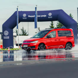 Ilustracja do artykułu: 400-kilogramowa paleta napiera jak ponad 300 kg. Volkswagen testował dostawczaki na mokrym torze