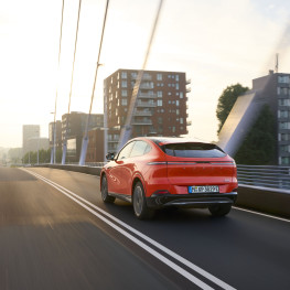Elektrykiem na lotnisko. Ładowarkę rezerwuj równie uważnie jak miejsce parkingowe