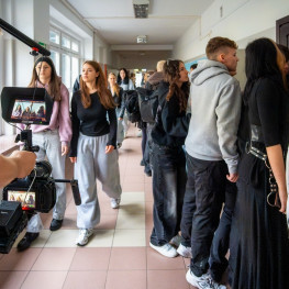 Ilustracja do artykułu: Ostrołęcka policja pokazuje skutki ryzyka na przejazdach kolejowych. W regionie zginęły trzy osoby