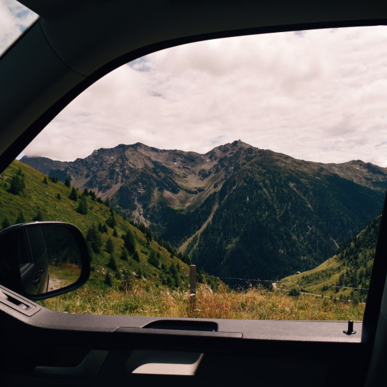 Góry widoczne przez okno samochodu, ilustracja do artykułu