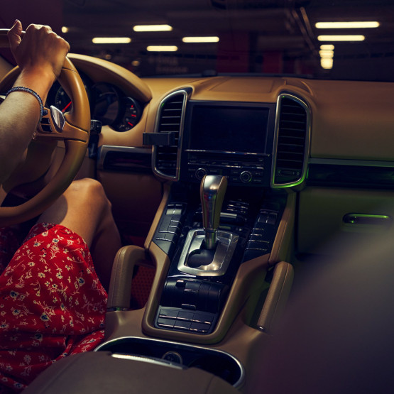 Kobieta w samochodzie, ilustracja do artykułu o lunch control