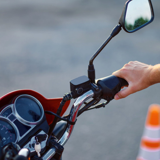 Motocyklista na placu manewrowym, ilustracja do artykułu o prawo jazdy