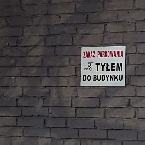 Zakaz parkowania tyłem do budynku