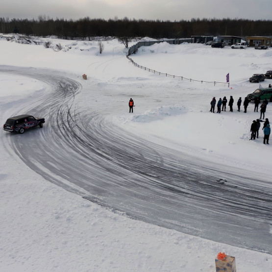Zimowe wyścigi samochodowe, ilustracja do KJS