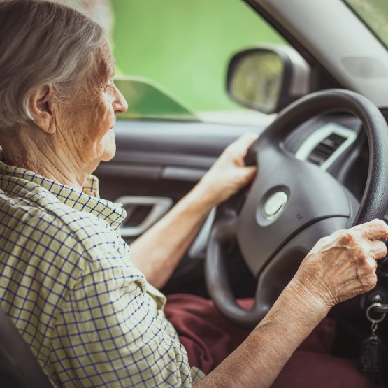 Starsza kobieta za kierownicą