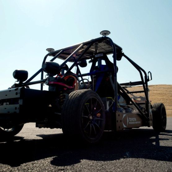 Toyota wykohttps://www.toyotanews.eu/pl/technologia/308-bezpieczenstwo/3133-item-toyota-wykorzystuje-ai-do-poprawy-bezpieczenstwa-na-drogachrzystuje AI 