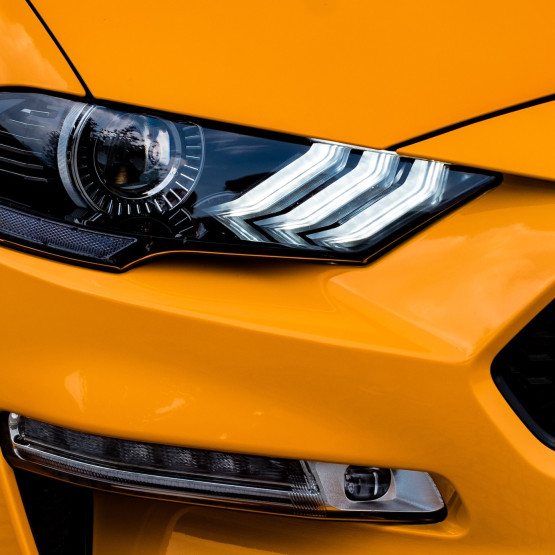 Pomarańczowy samochód