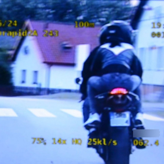 Przekroczenie prędkości przez motocyklistę
