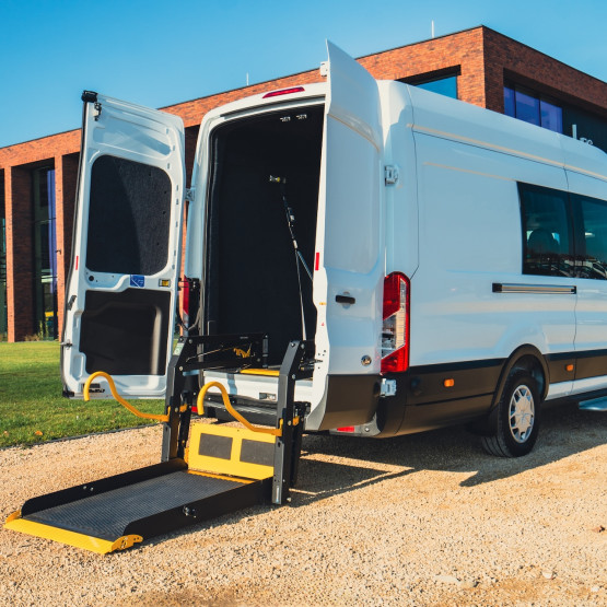 Ford Transit z podnośnikiem dla wózków inwalidzkich