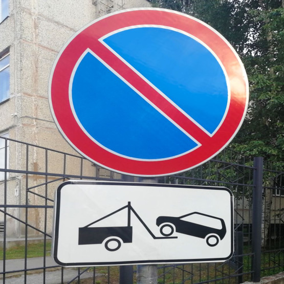 znak zakazu parkowania