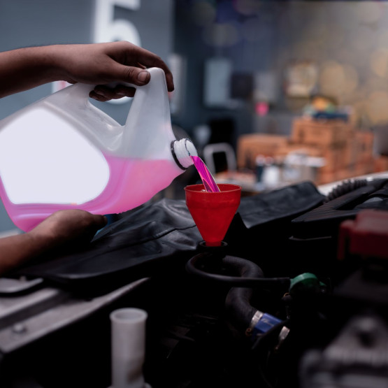 dolewanie płynu chłodniczego