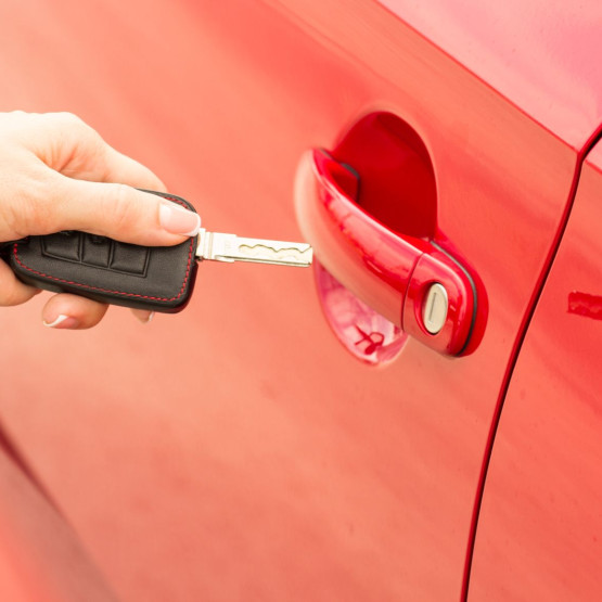 otwieranie drzwi samochodu