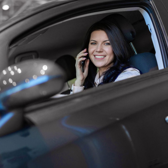 rozmowa przez telefon w samochodzie
